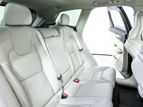 Certified 2023 Volvo XC60 B5 Ultimate w/ Protection Package Premier image 23