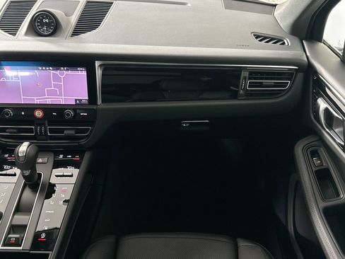 Certified 2025 Porsche Macan image 36