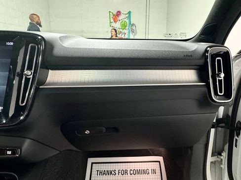 Used 2019 Volvo XC40 T5 Momentum image 24