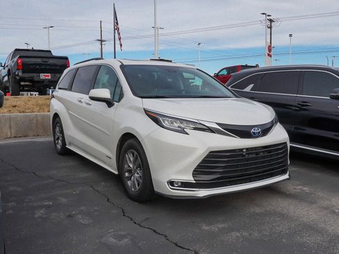 Used 2021 Toyota Sienna XLE w/ XLE Plus Package image 2