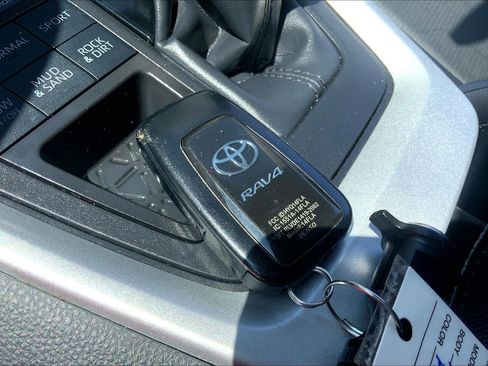 Used 2025 Toyota RAV4 XLE AWD/4WD image 14