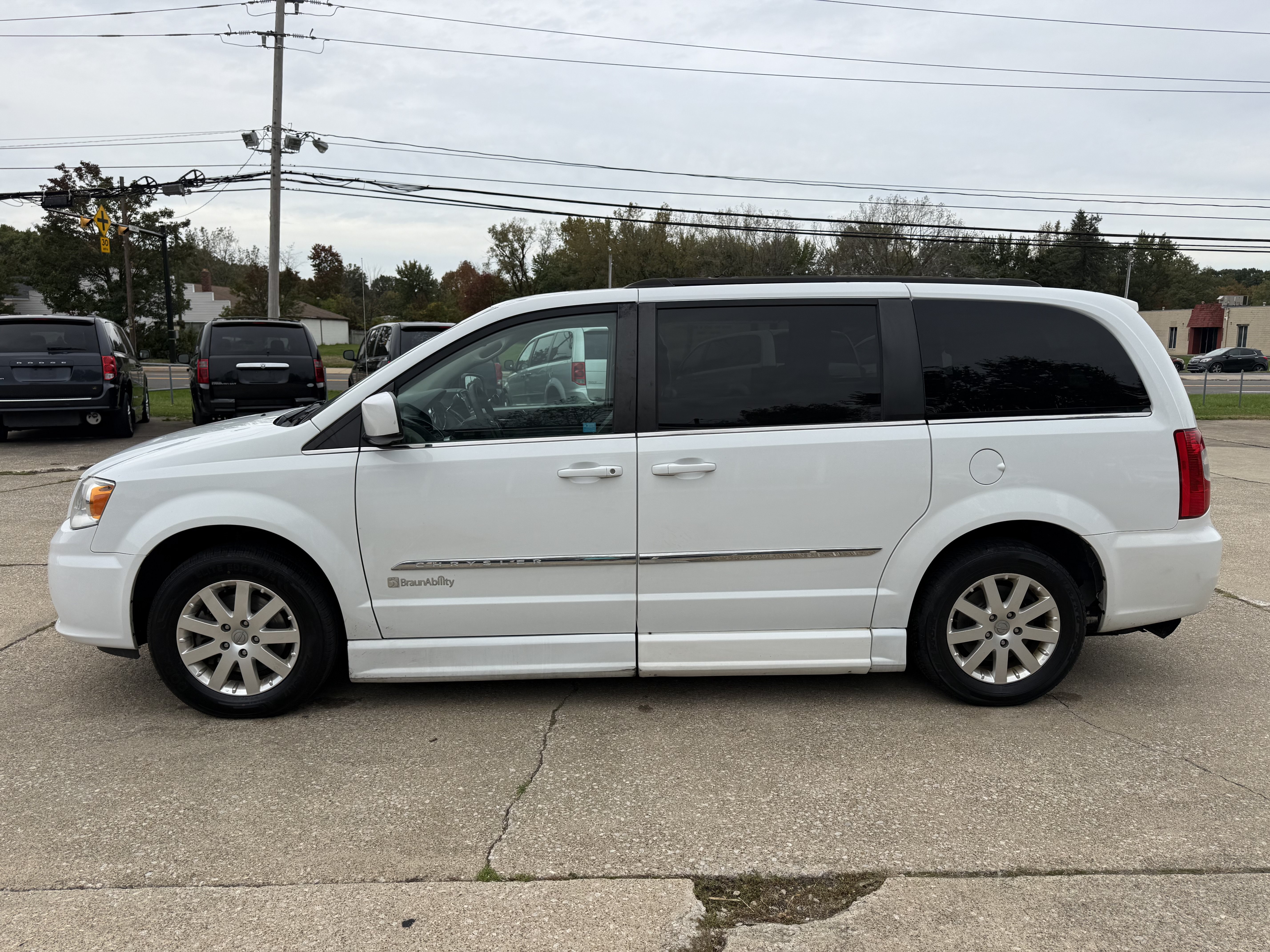 Used 2016 Chrysler Town & Country Touring FWD image 6