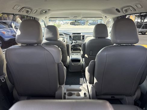 Used 2014 Toyota Sienna LE FWD image 29