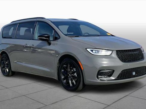 Certified 2025 Chrysler Pacifica Limited image 2