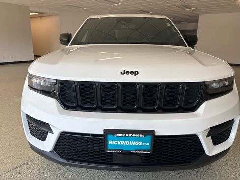 Used 2024 Jeep Grand Cherokee Altitude AWD/4WD image 3
