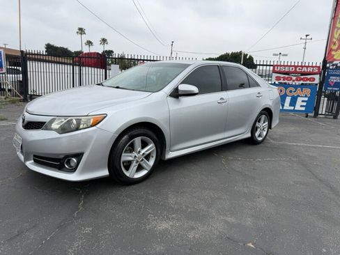 Used 2012 Toyota Camry SE FWD image 1