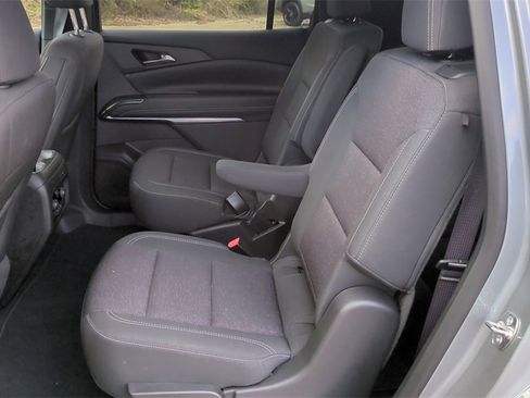 Used 2025 Chevrolet Traverse LT image 13