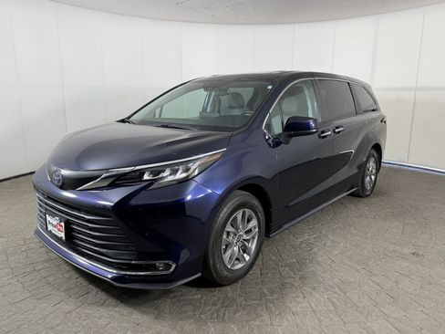 Used 2022 Toyota Sienna XLE image 4
