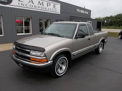 Used 1998 Chevrolet S10 Pickup LS w/ Preferred Equipment Group RWD image 2