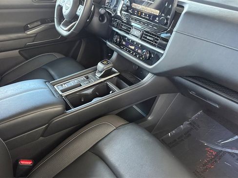 Certified 2024 Nissan Pathfinder SL image 18