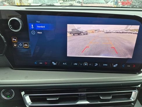 Used 2025 Chevrolet Traverse LT FWD image 21
