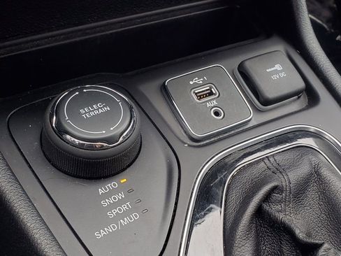 Used 2020 Jeep Cherokee Limited image 27