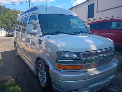 Used 2017 Chevrolet Express 2500 RWD image 5