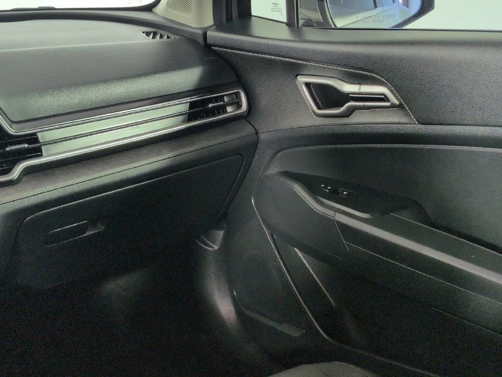 Used 2025 Kia Sportage LX FWD image 23
