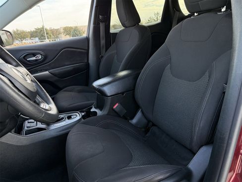 Used 2019 Jeep Cherokee Latitude w/ Popular Appearance Group image 22