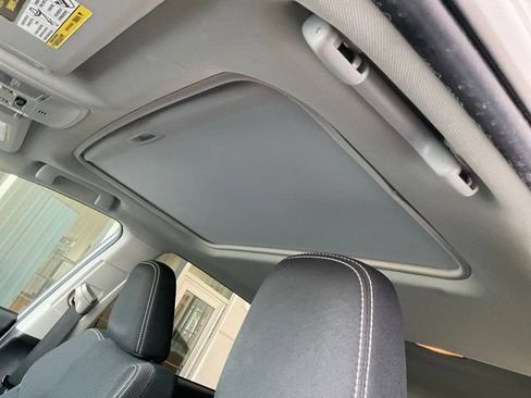 Used 2018 Toyota RAV4 XLE AWD/4WD image 6