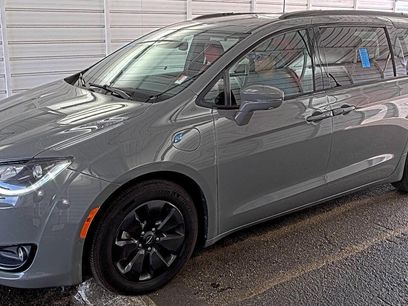 Used 2020 Chrysler Pacifica Limited w/ Quick Oder Package 2EV RED-S