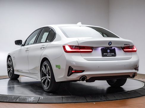 Certified 2022 BMW 330e w/ Convenience Package image 9