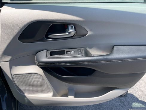 Used 2023 Chrysler Pacifica Touring-L FWD image 20