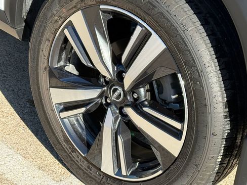 Used 2025 Nissan Rogue SL image 10