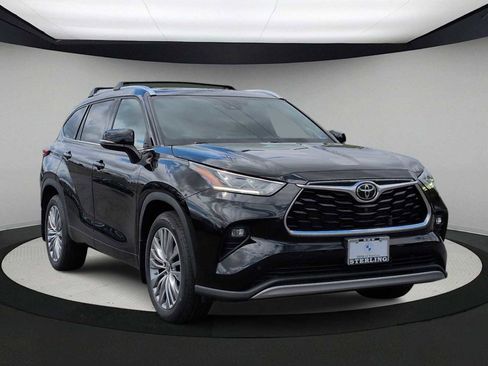 Used 2022 Toyota Highlander Platinum AWD/4WD image 2