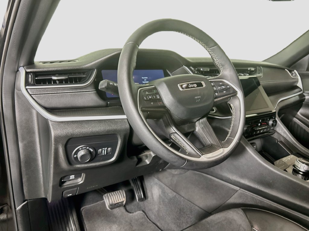 Used 2024 Jeep Grand Cherokee Altitude AWD/4WD image 9