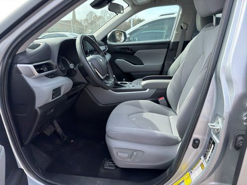 Used 2022 Toyota Highlander LE image 7