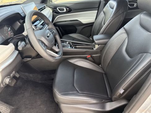 Used 2025 Jeep Compass Limited image 18