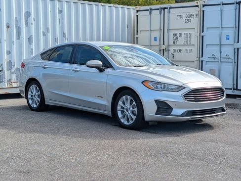 Used 2019 Ford Fusion SE FWD image 2
