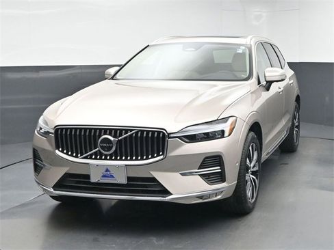 Used 2023 Volvo XC60 B5 Plus image 3