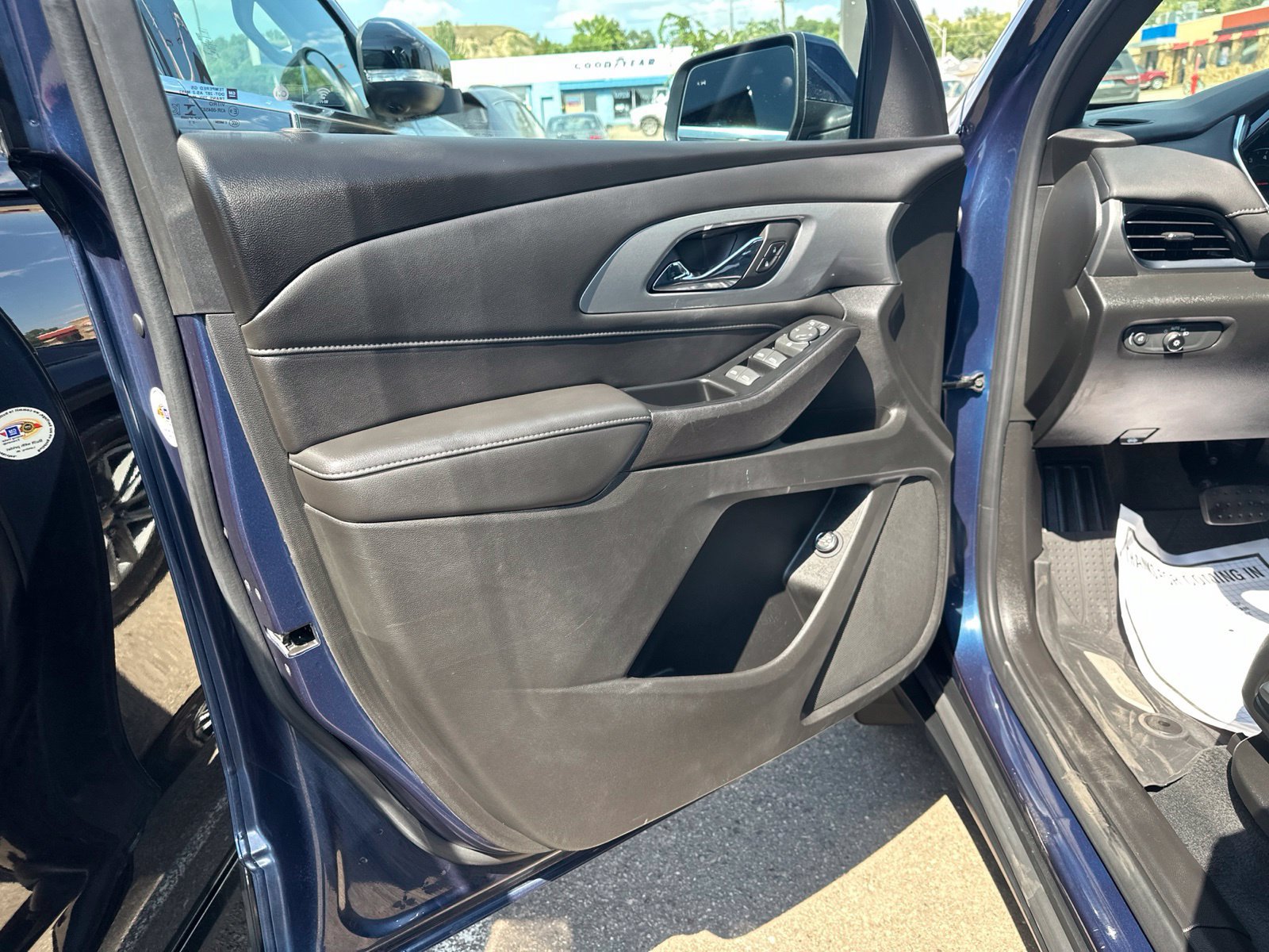 Used 2023 Chevrolet Traverse LT AWD/4WD image 18