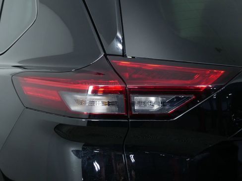 Used 2022 Nissan Rogue SL w/ SL Premium Package image 10