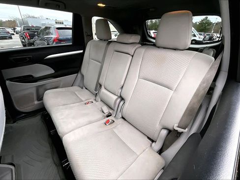 Used 2018 Toyota Highlander LE w/ Carpet Mat Package (TMS) image 37