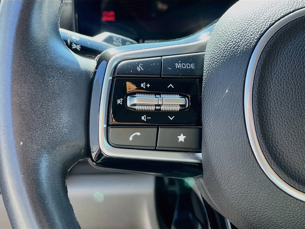 Certified 2025 Kia Carnival FWD image 18