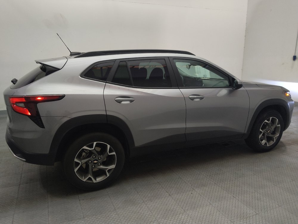Used 2025 Chevrolet Trax LT w/ LT Convenience Package FWD image 10