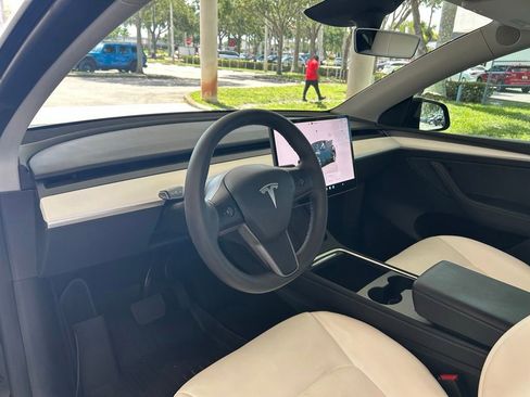Used 2024 Tesla Model Y Long Range AWD/4WD image 6