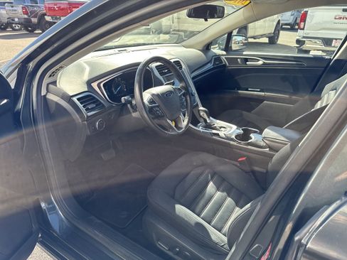 Used 2016 Ford Fusion SE FWD image 2
