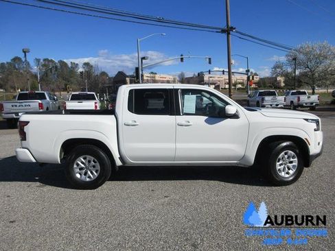Used 2024 Nissan Frontier SV image 2