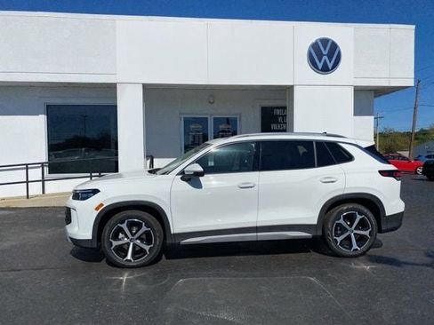 New 2025 Volkswagen Tiguan SE image 12