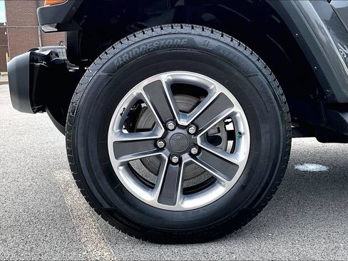 Used 2018 Jeep Wrangler Unlimited Sahara AWD/4WD image 9