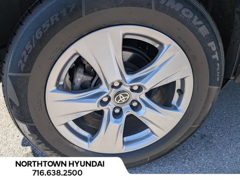 Used 2025 Toyota RAV4 XLE AWD/4WD image 39