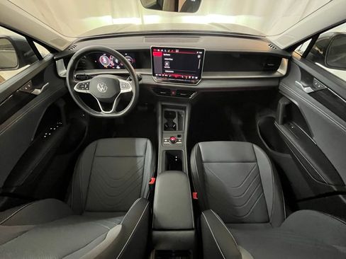 Certified 2025 Volkswagen Tiguan SE image 14