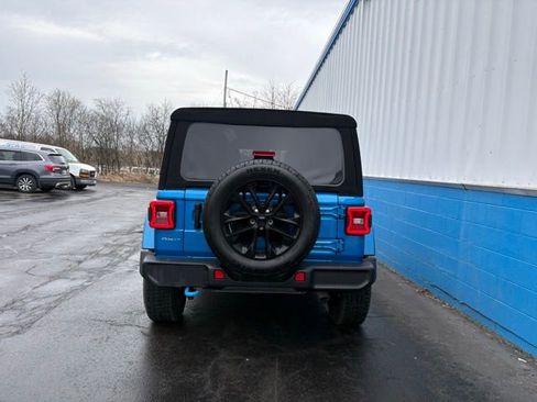 Used 2024 Jeep Wrangler Unlimited Sahara w/ Technology Group image 7