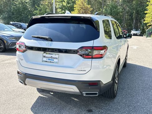Used 2025 Honda Pilot Touring image 6