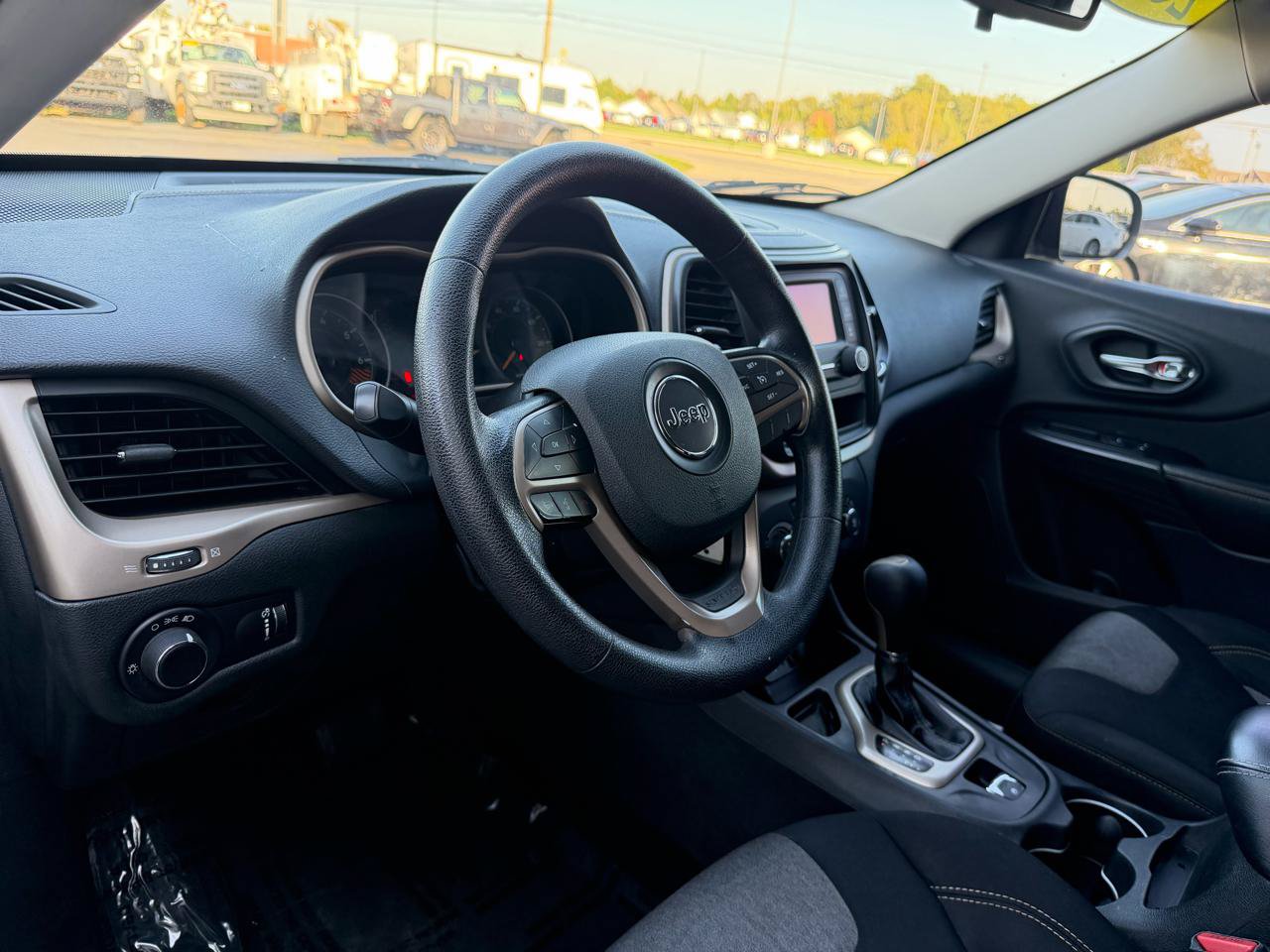 Used 2015 Jeep Cherokee Sport FWD image 17