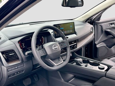 New 2025 Nissan Rogue Platinum image 4