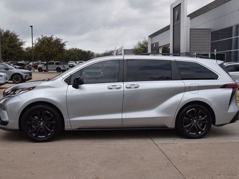 Used 2023 Toyota Sienna XSE w/ XSE Plus Package image 12