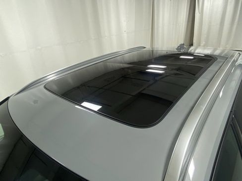 Used 2025 Volvo XC40 B5 Plus image 6