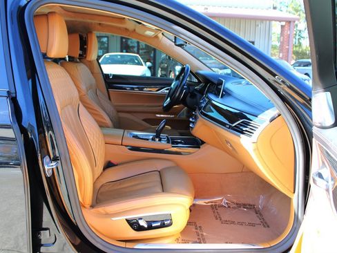 Used 2018 BMW 740i image 17