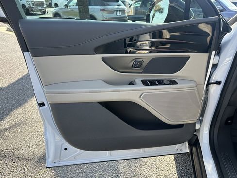 Used 2024 Lincoln Nautilus Premier image 10